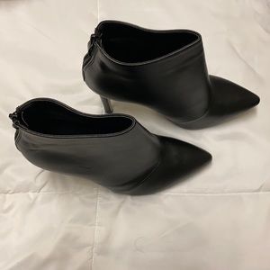 Sexy Deleventh black pointed ankle boots.